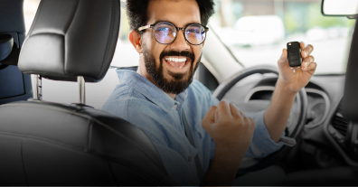 Hombre dentro de un carro